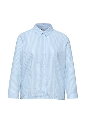 Chemise bleu clair à boutonnage avec des rayures blanches verticales, manches longues et col pointu, présentée sur fond blanc.