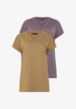 Twee korte mouw V-hals T-shirts, één beige aan de voorkant en één paars erachter, weergegeven op een witte achtergrond.