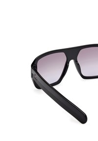 Ochelari de soare negri cu lentile gradient violet, design unghiular, rame largi și o textură netedă. Detaliu cu logo pe braț.