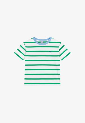 Stripet t-skjorte i hvitt med grønne vannrette striper, med en lys blå ribbestrikket krage og en liten logo på venstre bryst. Bomullsmateriale.