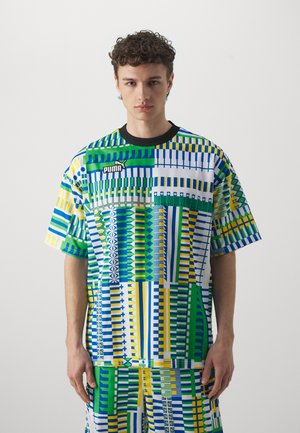 Korte mouw PUMA shirt met een meerkleurig geometrisch patroon in groen, blauw en geel, met een zwarte ronde hals en een losse pasvorm.