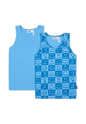 Due canotte azzurre impilate. Una è di un azzurro chiaro uniforme; l'altra presenta una griglia di volti in un blu più scuro. Entrambe hanno scollature rotonde.