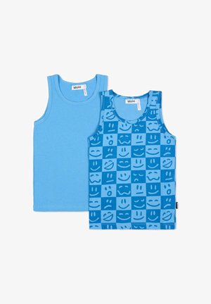 Due canotte azzurre impilate. Una è di un azzurro chiaro uniforme; l'altra presenta una griglia di volti in un blu più scuro. Entrambe hanno scollature rotonde.