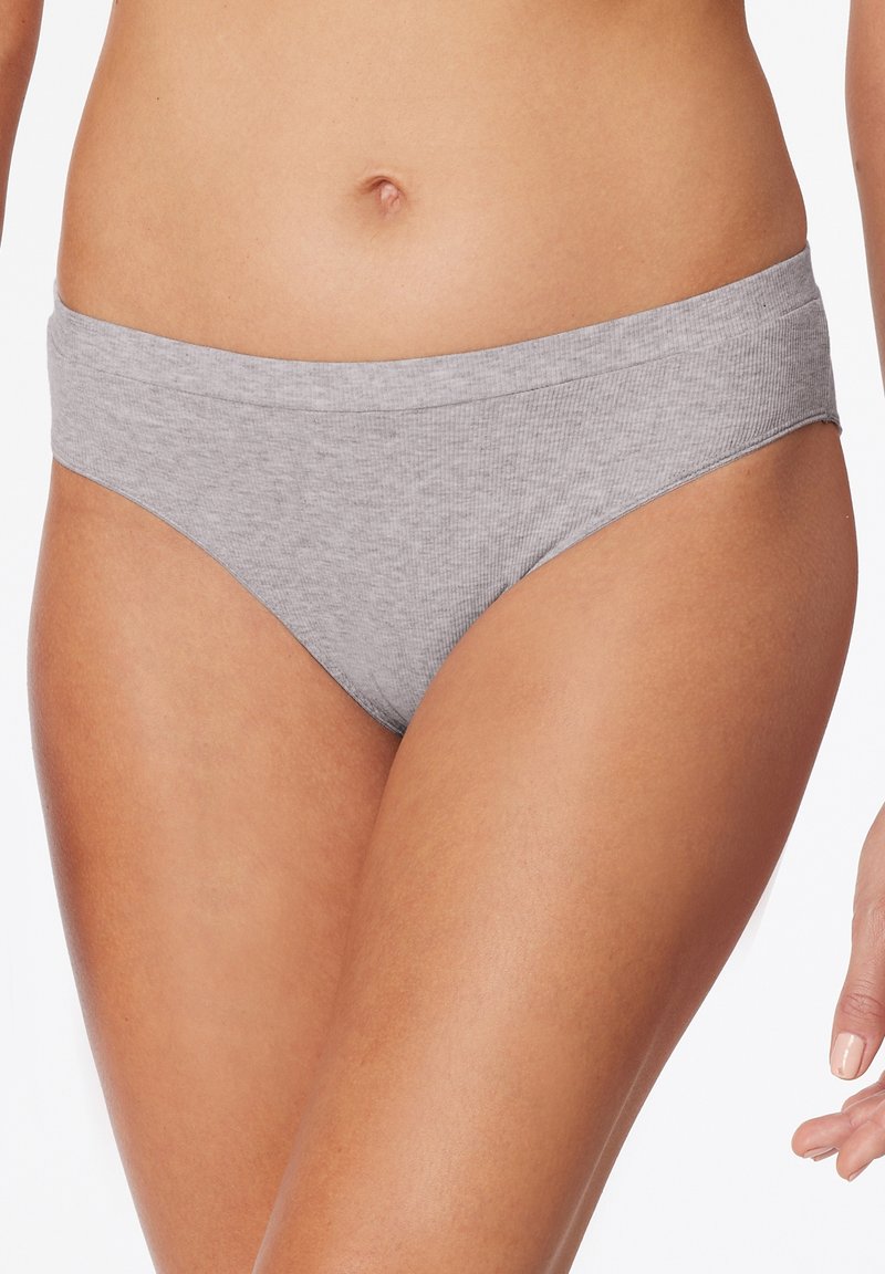 Bóxer de bikini gris con un suave y ancho cinturón elástico y un diseño sin costuras, que presenta un corte bajo y una textura lisa.
