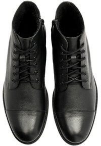 Czarne skórzane buty o gładkim wykończeniu, okrągłym nosku, sznurowanym designie oraz zapięciu na zamek z boku. Teksturowane akcenty na cholewce.