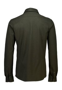Donkergroene langemouwen shirt met een kraag, knoopmanchetten en een gladde textuur. De achterkant toont een eenvoudig ontwerp zonder patronen.