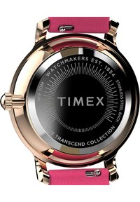 Timex ur med rustfrit stål urkasse, sort urskive, lyserød læderrem og indgraverede detaljer. Vandafvisende op til 30 meter.