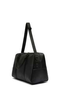 Schwarze Leder-Duffle-Bag mit zwei Griffen und einem langen, verstellbaren Schulterriemen. Verfügt über einen Reißverschluss und eine glatte Textur mit dezenten vertikalen Nähten.
