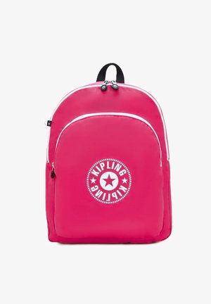 Zaino in nylon rosa con forma arrotondata, cerniere bianche e un logo rotondo con una stella e il nome del marchio sul davanti. Texture liscia.