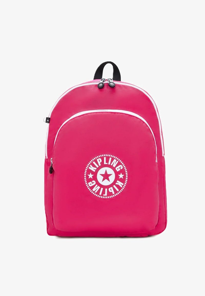 Zaino in nylon rosa con forma arrotondata, cerniere bianche e un logo rotondo con una stella e il nome del marchio sul davanti. Texture liscia.