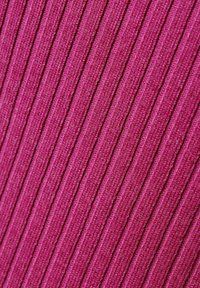 Fuksjowa dzianina prążkowana z pionowymi liniami, o miękkiej fakturze i delikatnym połysku, podkreślająca swoją dzianą konstrukcję.