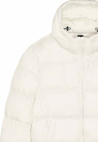 Veste matelassée blanche avec un col montant, une texture matelassée, une fermeture éclair à l'avant et des cordons de serrage ajustables pour la capuche. Dispose de poches cachées.