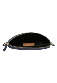 Pochette con zip di colore blu navy realizzata in tela con una texture liscia; presenta una toppa di colore beige all'interno e hardware della zip dorato.