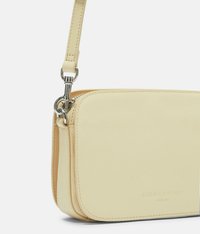 Kremowa skórzana torebka o gładkiej fakturze, z zamknięciem na zamek błyskawiczny, regulowanym paskiem oraz wypukłym logo marki na boku.