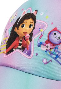 Gorra con un degradado pastel; presenta una ilustración de un personaje sosteniendo un helado, rodeado de diseños y acentos juguetones en varios colores.