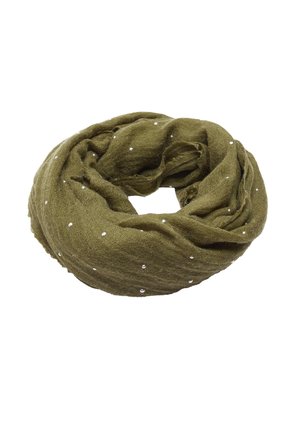 Szalik oliwkowo-zielony w kształcie koła, wykonany z miękkiej tkaniny z rozmieszczonymi srebrnymi cekinami, charakteryzujący się lekką i teksturowaną konstrukcją.