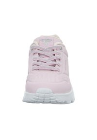 Scarpa sportiva rosa chiaro con tomaia sintetica liscia, punta rotonda, lacci frontali e suola bianca texturizzata; presenta piccole perforazioni.