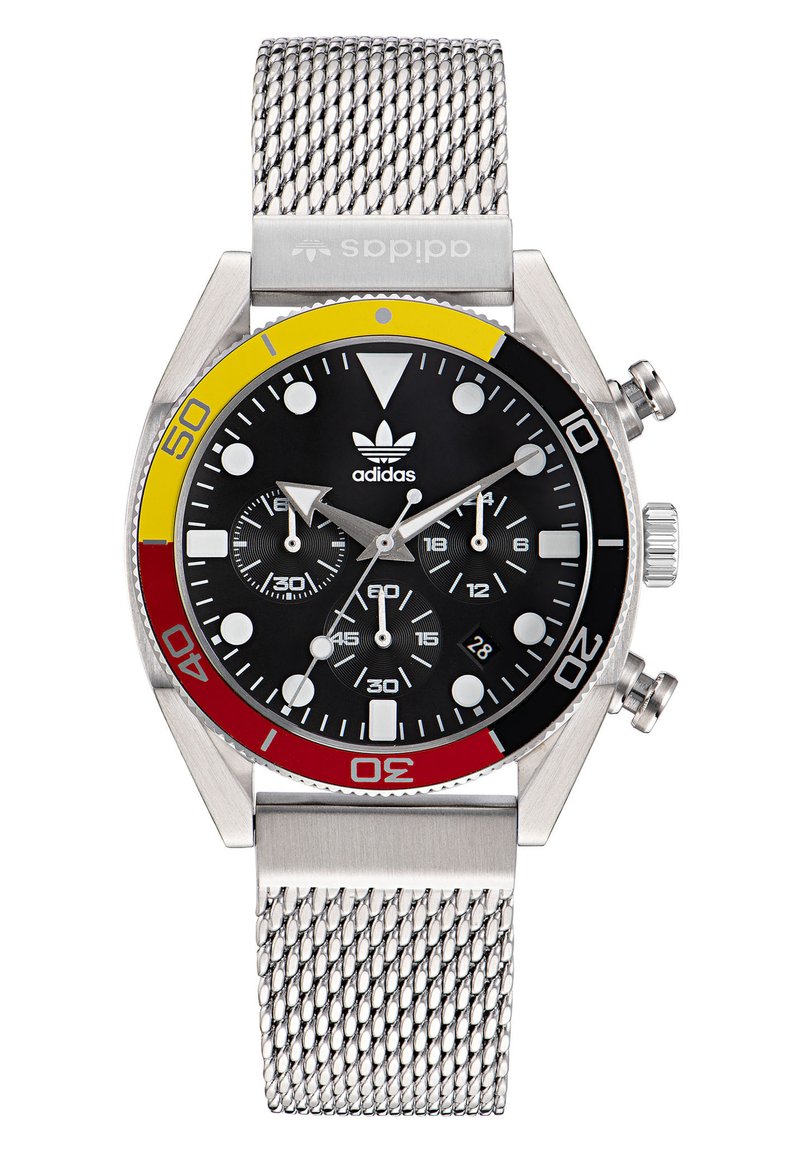 Montre en acier inoxydable avec un cadran noir, de grands marqueurs blancs et des fonctionnalités de chronographe. Accentuée de détails rouges, jaunes et argentés. Bracelet en maille.