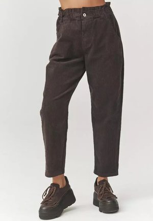 - Spodnie materiałowe