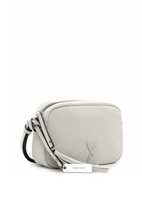 Borsa a tracolla in pelle perforata grigia con tracolla nera e hardware in argento, dotata di chiusura a zip e un'etichetta nome rimovibile.