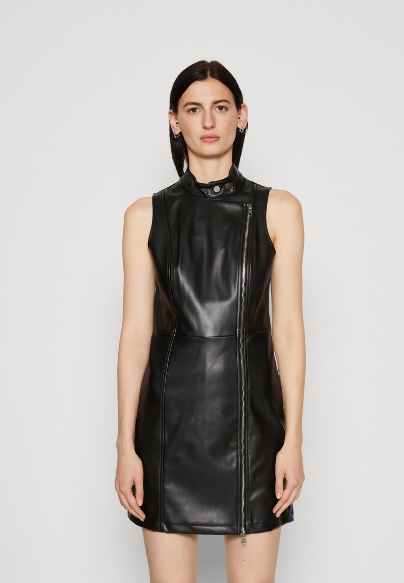 Abito senza maniche in pelle nera con colletto alto, zip frontale e silhouette aderente con texture liscia.