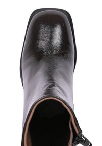 Bottine en cuir noir avec une finition brillante, bout rond et zip sur le côté. Intérieur doublé de matériau beige, avec une semelle noire unie.