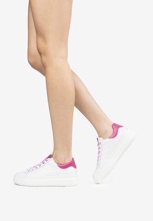Sneakers bianchi con un motivo texturizzato, tacco rosa e lacci, forma arrotondata e suola bianca spessa. Presentano accenti in contrasto sulla parte superiore.