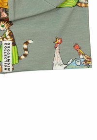 Puuvillane t-särk hallil taustal, kus on värvilised multifilmi loomad: kass, kanad ja tegelane, kes suhtleb laua ääres.