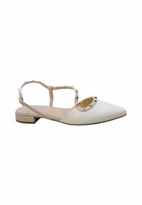 Sandali bianchi piatti con punta affusolata, caratterizzati da un decorativo ritaglio circolare e borchie dorate sulla fascia. Materiale sintetico liscio.