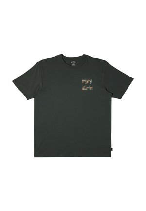 Dunkelgrünes Baumwoll-T-Shirt mit kurzen Ärmeln und einem quadratischen, bunten Grafikdruck auf der linken Brust. Rundhalsausschnitt, schlichtes Design.