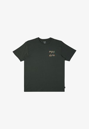 T-shirt en coton vert foncé avec des manches courtes et un imprimé graphique coloré en forme de carré sur la poitrine gauche. Encolure ronde, design basique.