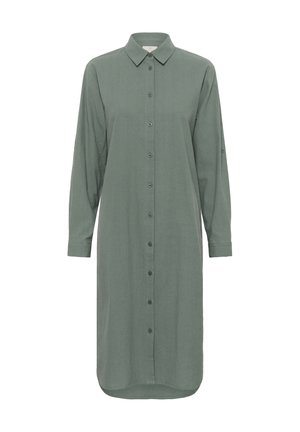 Robe à manches longues avec col, confectionnée en tissu vert texturé et à ourlet arrondi ; présente des détails de boutons le long de l'avant et des manches.
