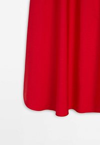 Robe rouge fluide en tissu doux, avec un ourlet légèrement incurvé et une texture lisse. Design simple sans motifs ni accents visibles.