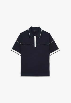 Marinblå polo med kort ärm och halvdragkedja. Har vita randiga detaljer vid kragen och ärmarna. Tillverkad av en texturerad tyg.