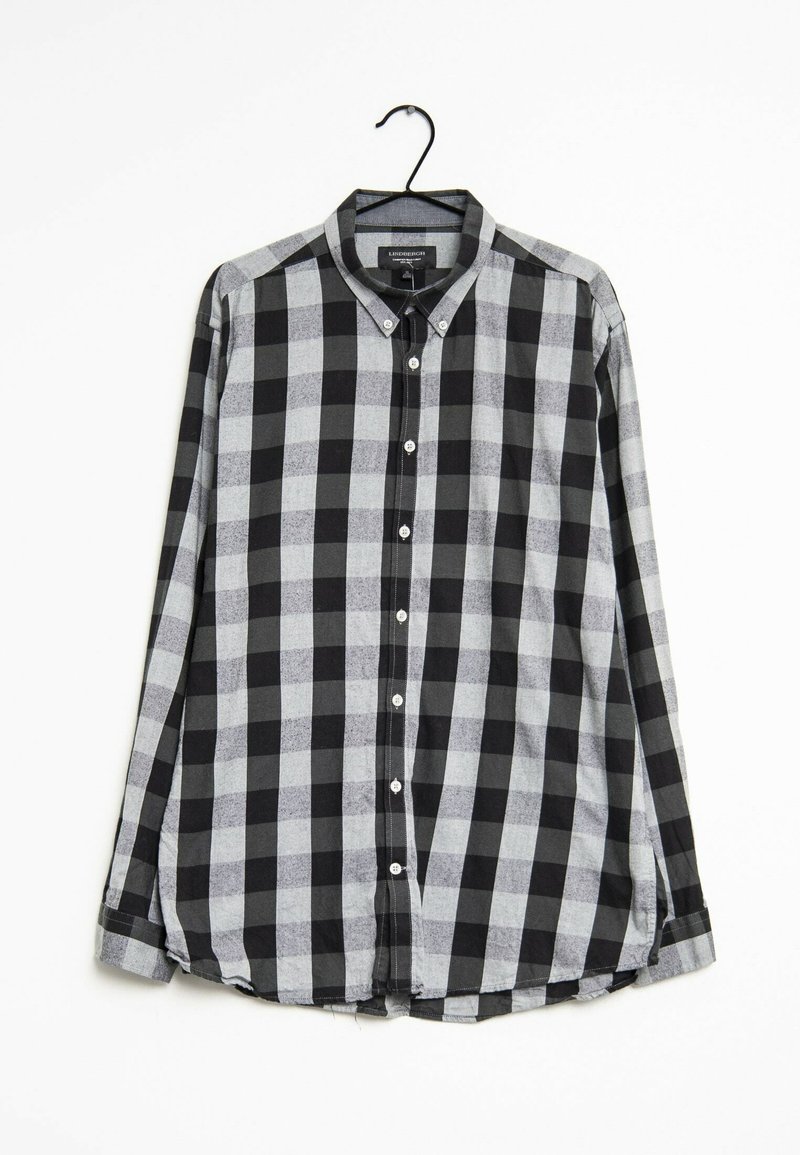 Camicia con maniche lunghe e colletto a bottoni in un pattern a scacchi nero e grigio. Presenta un colletto classico e un orlo arrotondato. Il tessuto sembra morbido e testurizzato.