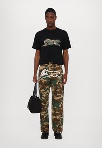 Icecream CAMO RUNNING DOG WOODLAND - T-shirt imprimé - black