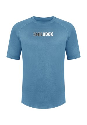 Kurzarm, atmungsaktives Athletikshirt in Hellblau mit strukturiertem Finish. Mit dem "SMILODOX"-Logo auffällig auf der Vorderseite.