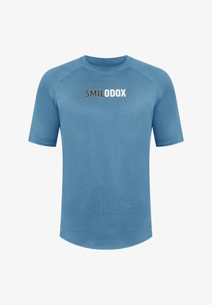 Korte mouwen, ademend sportshirt in lichtblauw met een gestructureerde afwerking. Voorzien van het "SMILODOX"-logo prominent op de voorkant.
