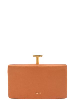 Rechteckige orangefarbene Clutch-Tasche mit einem goldenen runden Verschluss oben und kleinem "NALI"-Logo auf der Vorderseite.
