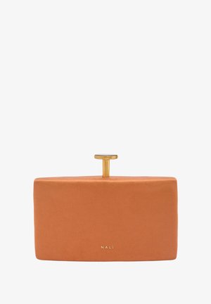 Rechteckige orangefarbene Clutch-Tasche mit einem goldenen runden Verschluss oben und kleinem "NALI"-Logo auf der Vorderseite.