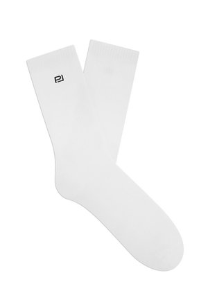 Para białych skarpetek typu crew z małym czarnym logo blisko górnej mankiety jednej skarpety, ułożona płasko na białym tle.