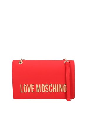 Bolso de hombro de cuero sintético rojo con letras doradas "LOVE MOSCHINO", cierre de solapa y correa de cadena desmontable. Textura suave.
