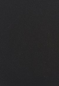 Schwarz geripptes Gewebe mit glatter Textur, das feine vertikale Linien und ein einheitliches Strickmuster aufweist.