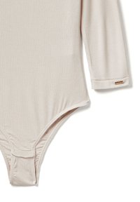 Bodysuit s dlouhým rukávem v měkké béžové ribbované látce, s patentkem ve spodní části a malým kovovým akcentem na rukávu.