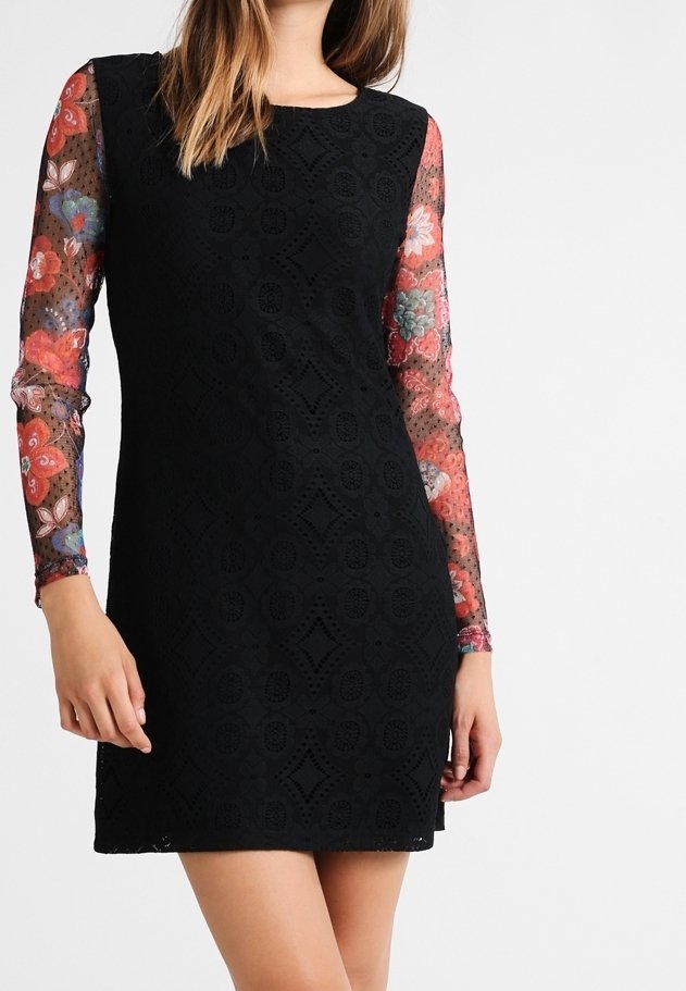 Vestido negro de encaje con un diseño texturizado y mangas largas de tul con flores. El cuerpo es de un negro sólido, mientras que las mangas presentan patrones florales coloridos.