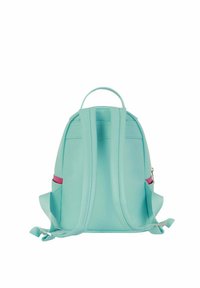 Sac à dos vert menthe avec bretelles ajustables, deux poches latérales et une poignée supérieure. Texture lisse avec des accents roses et un design minimaliste.