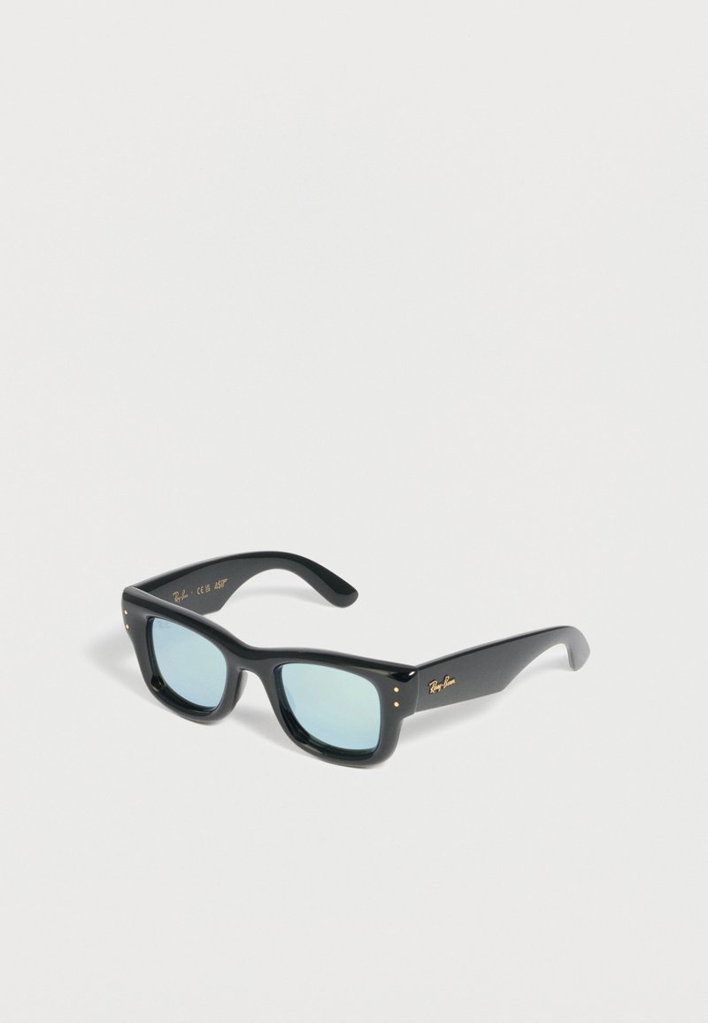 Μαύρα ορθογώνια γυαλιά ηλίου Ray-Ban με φακούς ανοιχτού γαλάζιου χρώματος ακουμπισμένα σε λευκή επιφάνεια.