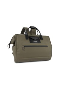 Zaino rettangolare verde oliva con manici neri, tasca frontale con zip e logo "Lancaster Paris" su una targhetta in pelle nera.