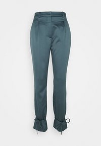 Pantaloni su misura in verde scuro, caratterizzati da una texture liscia, fronte plissettato e polsini legati per una vestibilità regolabile. Design pulito e strutturato.