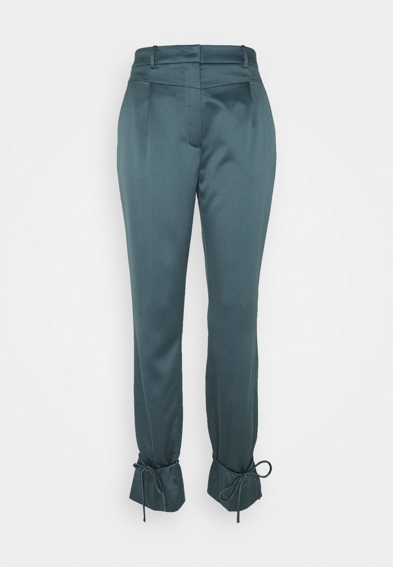 Pantaloni su misura in verde scuro, caratterizzati da una texture liscia, fronte plissettato e polsini legati per una vestibilità regolabile. Design pulito e strutturato.